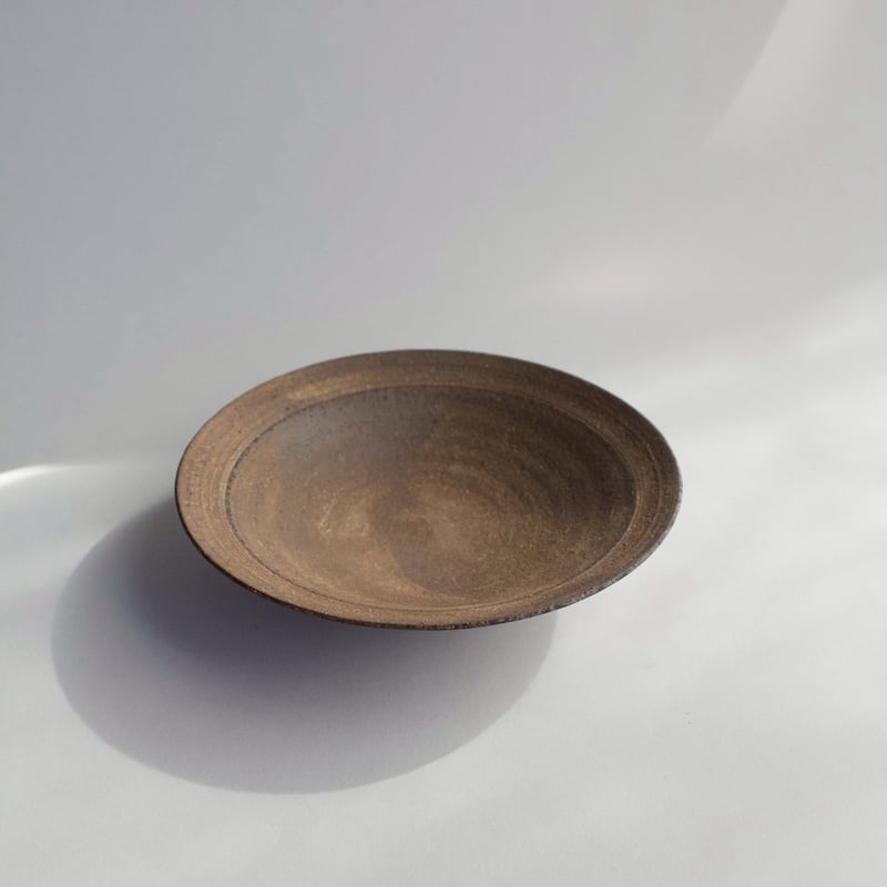 二階堂明弘 no.6 やきしめリム皿（中・茶/グレー） | eatrip soil