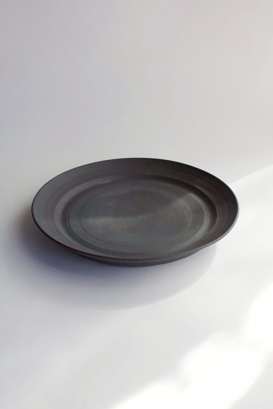 二階堂明弘 no.31 錆器リムプレート | eatrip soil