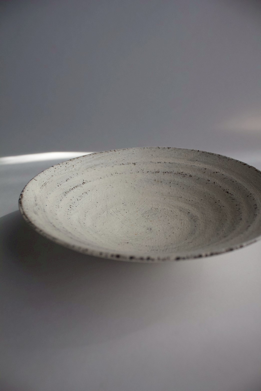 二階堂明弘 no.6 やきしめリム皿（中・白） | eatrip soil