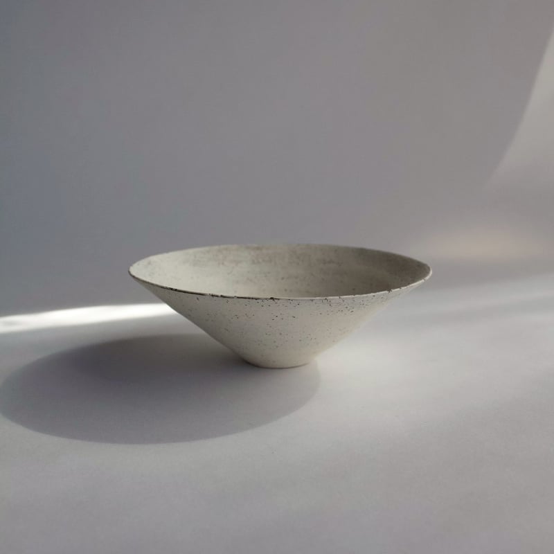 新品　二階堂明弘　焼き締め　三角鉢　丸カップ　白　希少　平鉢　小鉢　丸椀　お椀 二階堂明弘 no.1 やきしめ三角小鉢（白） | eatrip soil