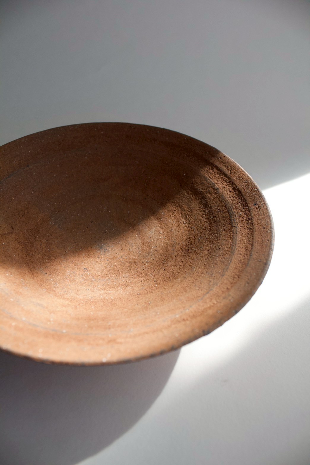 二階堂明弘 no.6 やきしめリム皿（中・赤） | eatrip soil