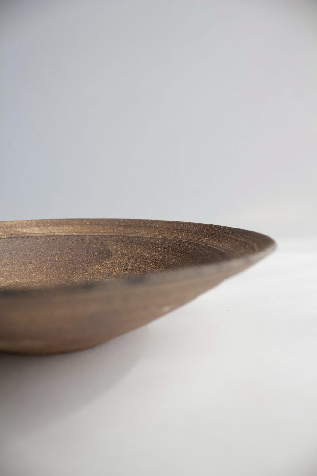 二階堂明弘 no.6 やきしめリム皿（中・茶/グレー） | eatrip soil