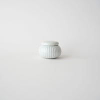 30 壷田亜矢 / 蓋物（白磁）