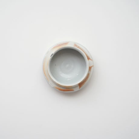 28 壷田亜矢 / 蓋物（白磁）