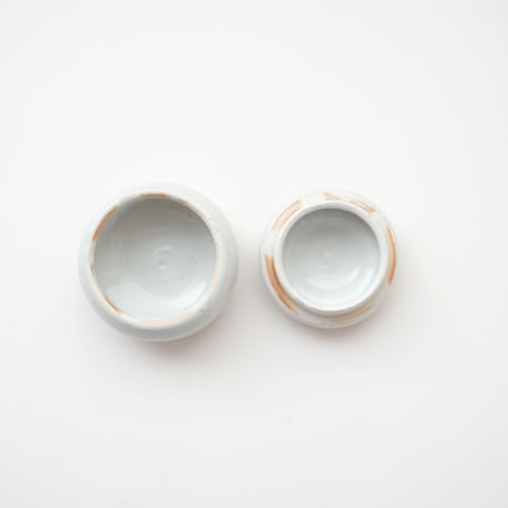 29 壷田亜矢 / 蓋物（白磁）