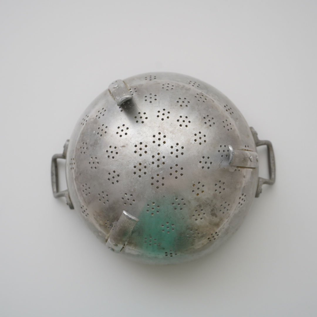 フランス・ビンテージ調理器具 / アルミコランダー 2025/07① | 黄魚
