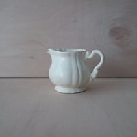 白釉レリーフのクリーム色のポット