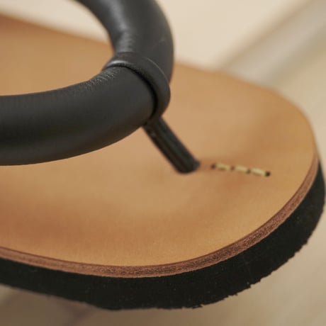 kino shoe works・zori / 黒× ナチュラル （23cm）