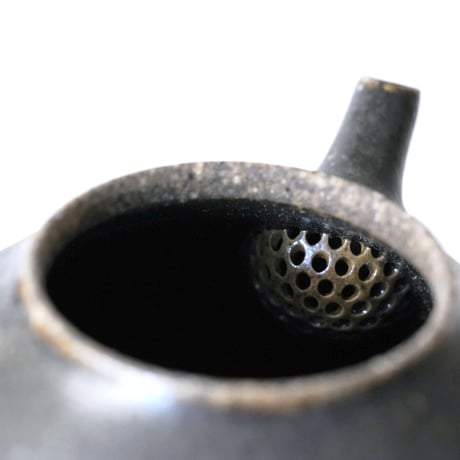 角掛政志・急須  / 黒釉