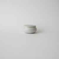 33 壷田亜矢 / 蓋物（白磁）