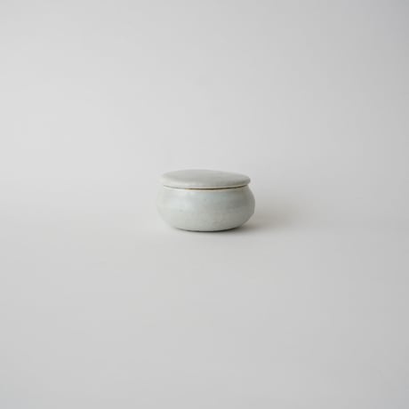 33 壷田亜矢 / 蓋物（白磁）