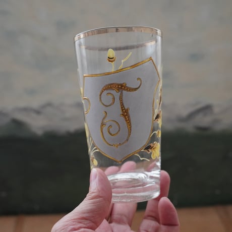 ベルギーのTのイニシャルのコップ
