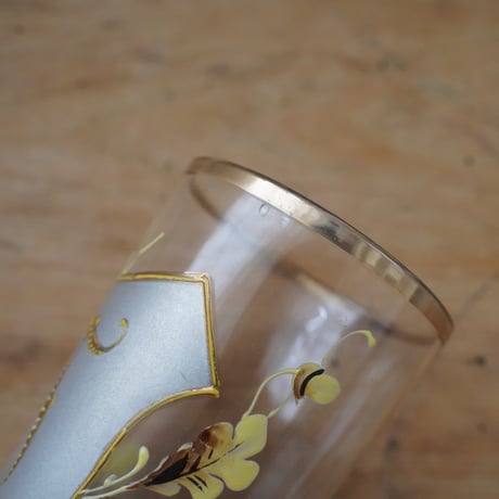 ベルギーのTのイニシャルのコップ