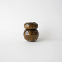35 壷田亜矢 / 蓋物（あめ釉）