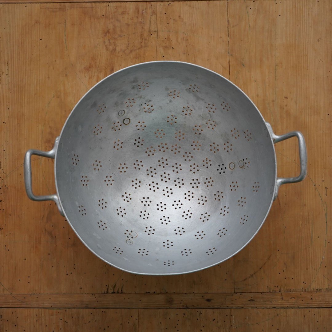 フランスアンティーク アルミ製 コランダー ストレーナー ざる シャビーシック フランスアンティーク アルミ製 コランダー ストレーナー ざる
