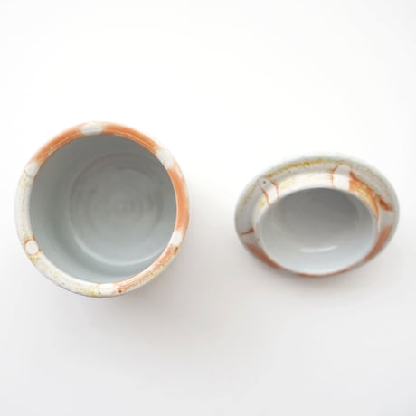 38 壷田亜矢 / 蓋物（白磁）