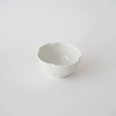 14 竹下努・青白磁松花堂小鉢 / 輪花