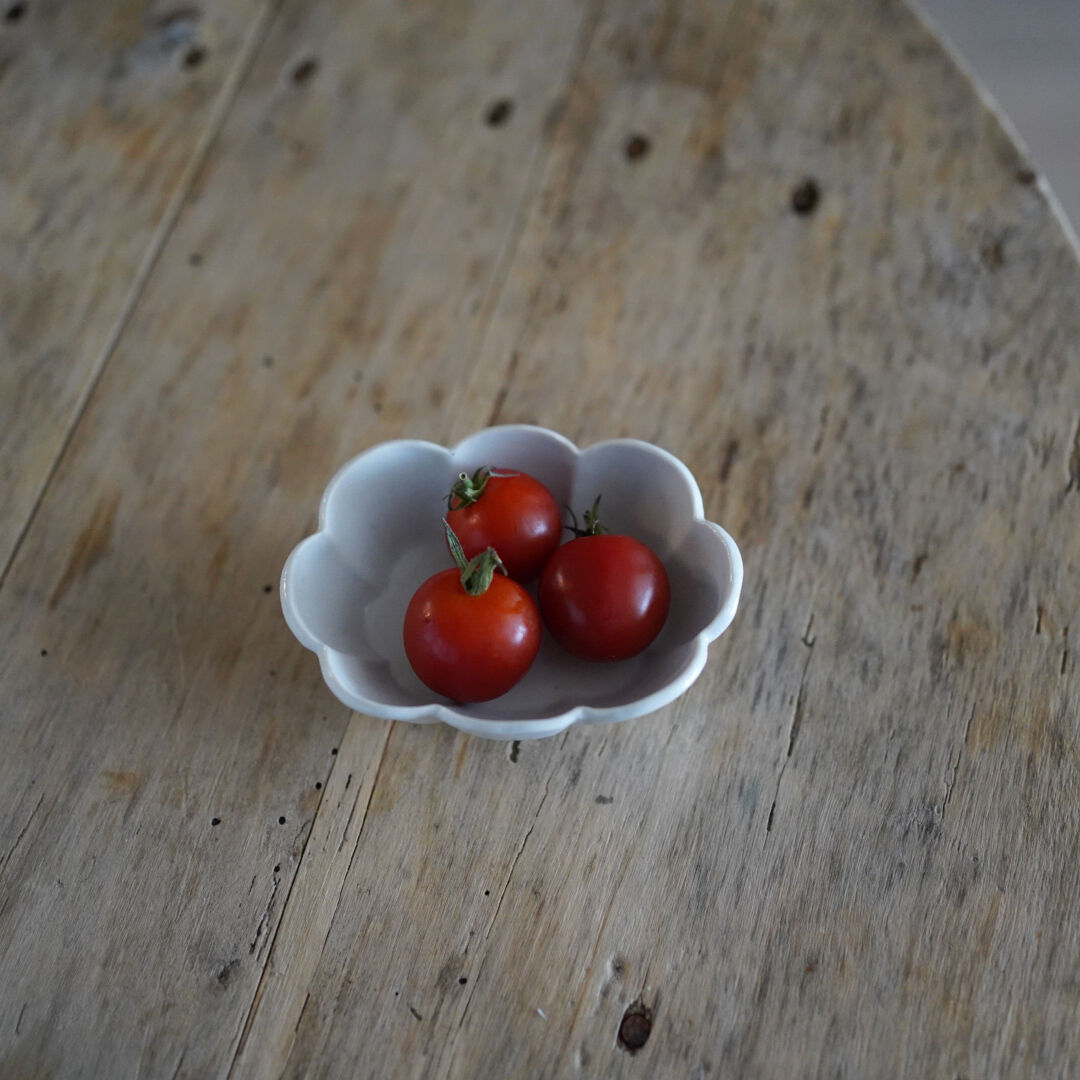 白磁陽刻竹雀紋花口盤徳化白磁送料込み0110