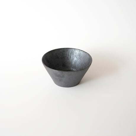 田代倫章・黒灰中鉢（台形）