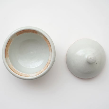 31 壷田亜矢 / 蓋物（白磁）