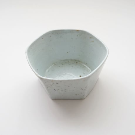 17 壷田亜矢 / 面取り鉢（白磁）