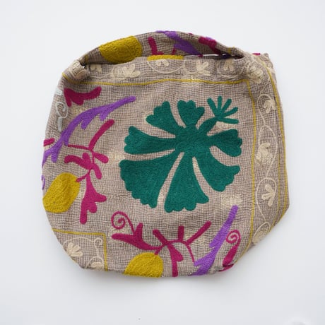 【pokipcee ポキプシー】スザニ刺繍フード付きパーカー pokipcee ポキプシー】スザニ刺繍フード付きパーカー pokipcee