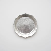 山田憲栄・アルミ皿 (丸) 花リム大