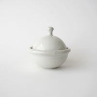 31 壷田亜矢 / 蓋物（白磁）