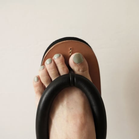 kino shoe works・zori / 黒× ナチュラル （23cm）