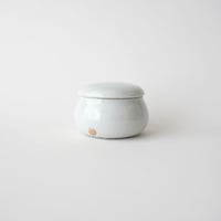 36 壷田亜矢 / 蓋物（白磁）