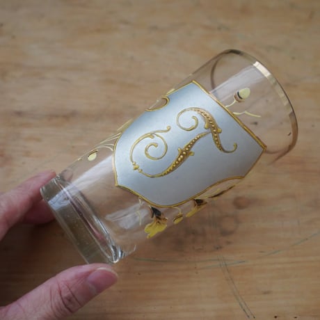 ベルギーのTのイニシャルのコップ