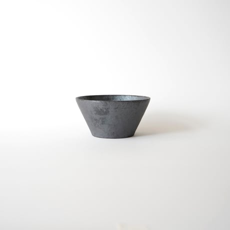 田代倫章・黒灰中鉢（台形）
