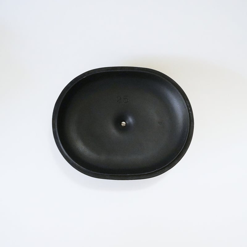 ル・クルーゼ　美品　オーバル25cm マットブラック　黒 Amazon.co.jp: ルクルーゼ ココット オーバル 25cm マットブラック