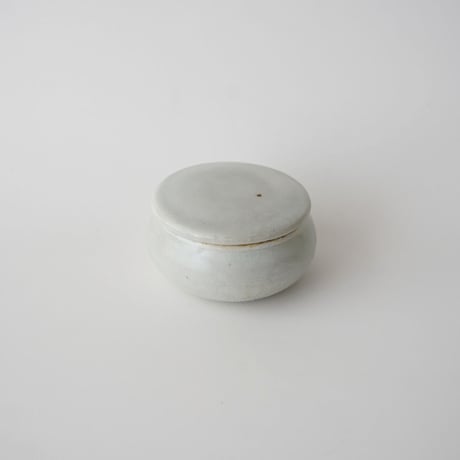 33 壷田亜矢 / 蓋物（白磁）
