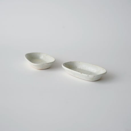 十場あすか・楕円豆皿・白