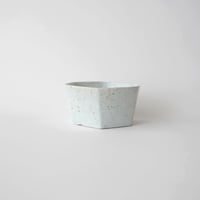 17 壷田亜矢 / 面取り鉢（白磁）
