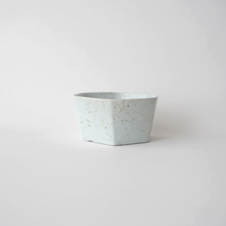 17 壷田亜矢 / 面取り鉢（白磁）