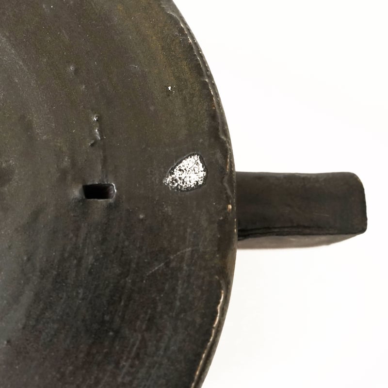 壷田和宏・亜矢 / つまみが右左違う土鍋 | 黄魚オンラインショップ