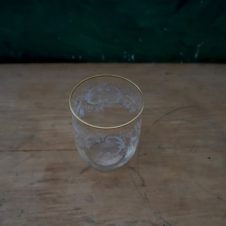 金縁の白い花のコップ