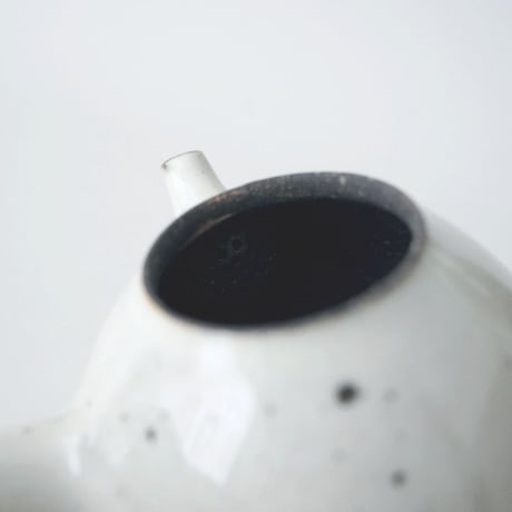 角掛政志・急須 / 粉引