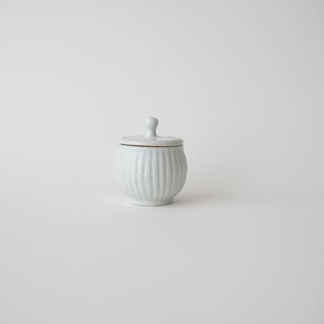 27 壷田亜矢 / 蓋物（白磁）