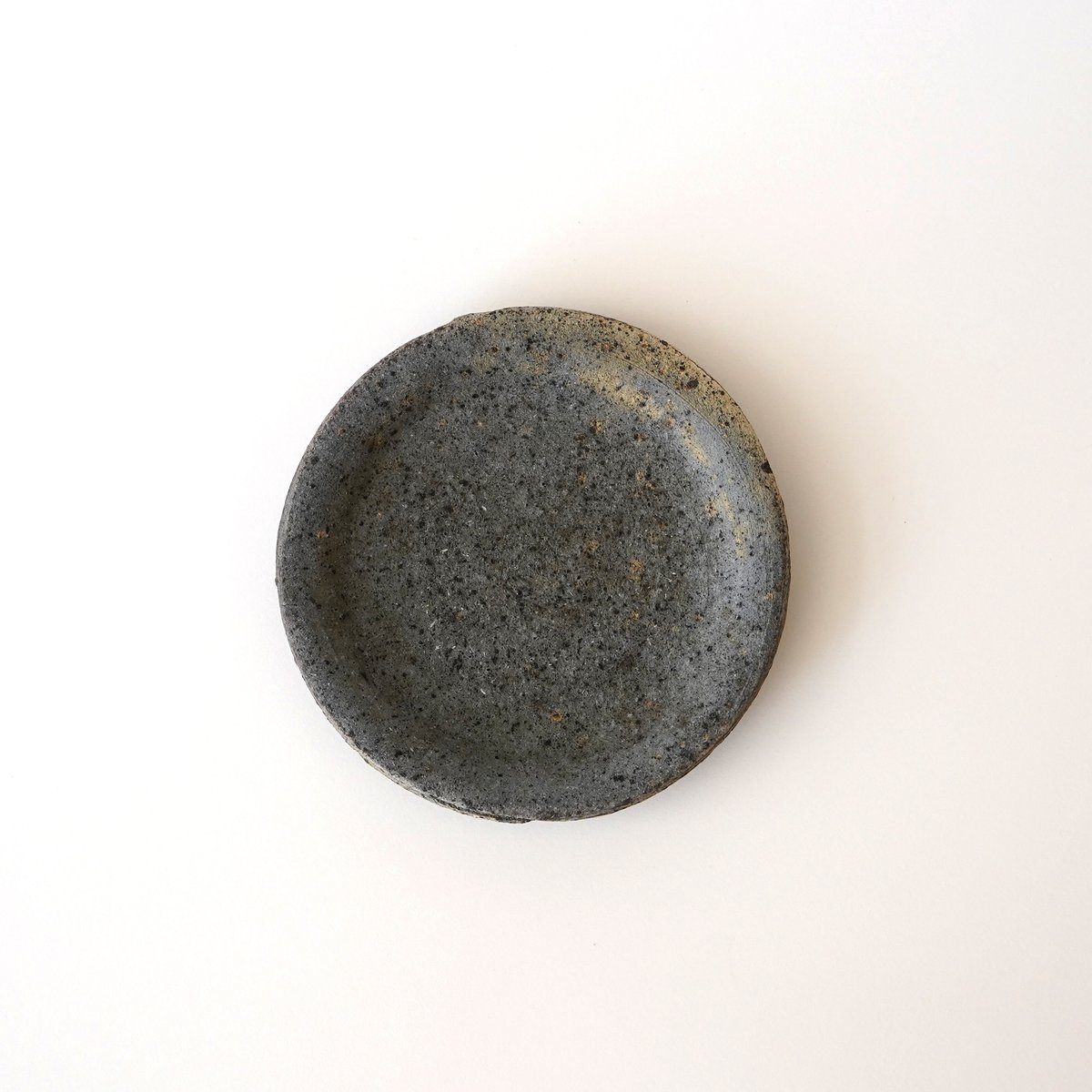 壷田和宏・亜矢 黒原土炭化焼〆皿 fit=scale-down,w=1200