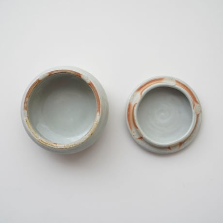 33 壷田亜矢 / 蓋物（白磁）
