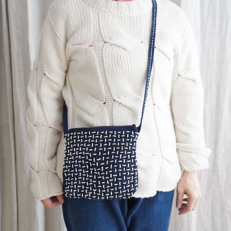 アカ族・藍染刺繍ショルダー ①