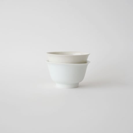 16  竹下努・青白磁縁反飯碗