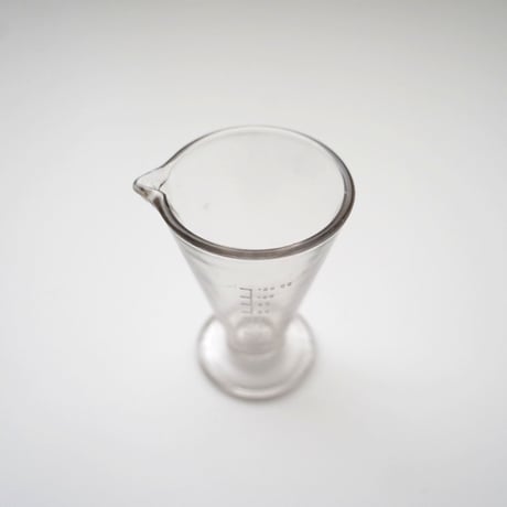 厚みのあるガラスの計量カップ