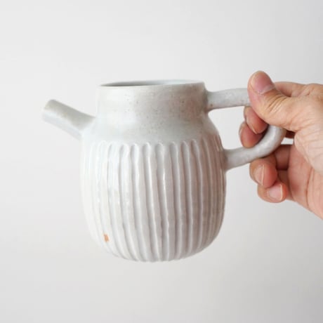 50 壷田亜矢 / 注器（白磁）