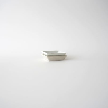 2 竹下努・青白磁小皿 / 四角