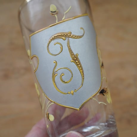 ベルギーのTのイニシャルのコップ