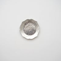 山田憲栄 / アルミ豆皿（円) 花リム